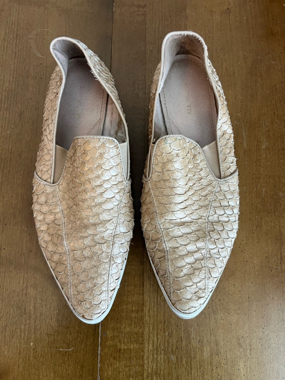 All‎ Black Textured Slip-On Loafers in Metallic Cream Crocodile Dundee Size 38.5